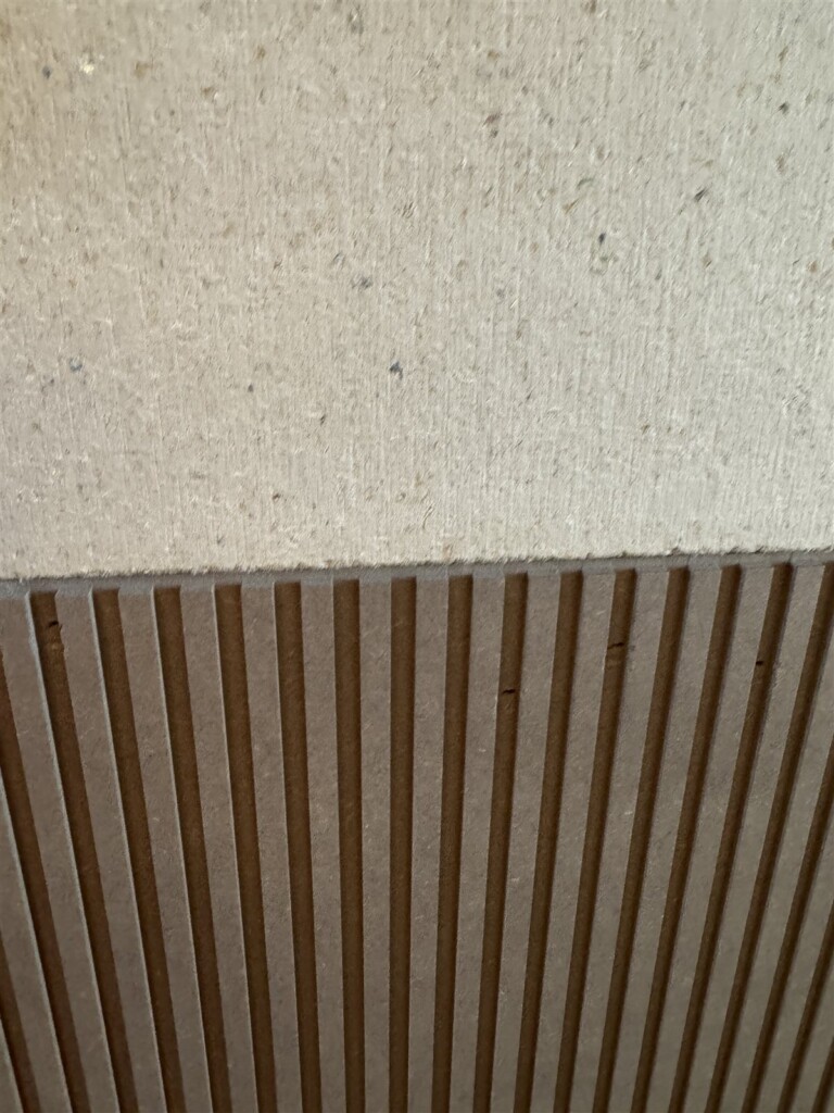 細いリブの腰壁