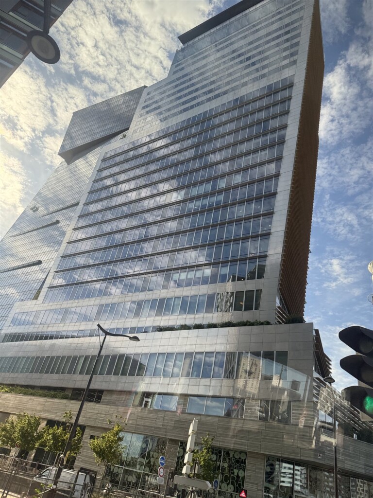 TOO HOTELが入る高層ビルの外観