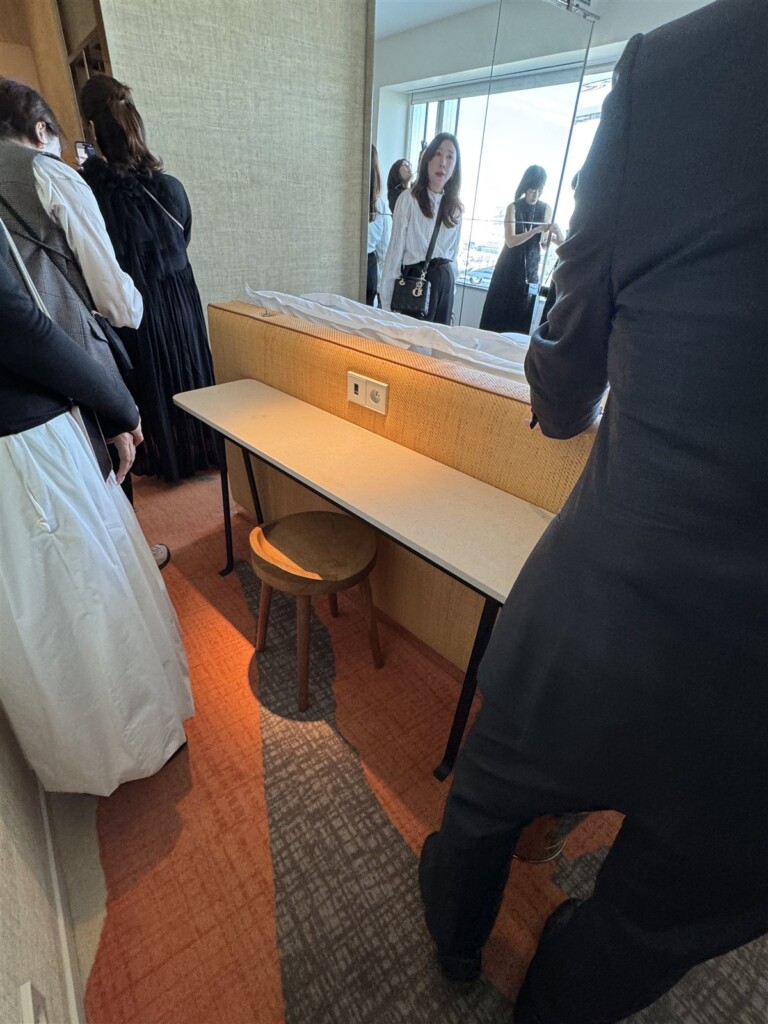 TOO HOTELのヘッドボードの裏のデスク