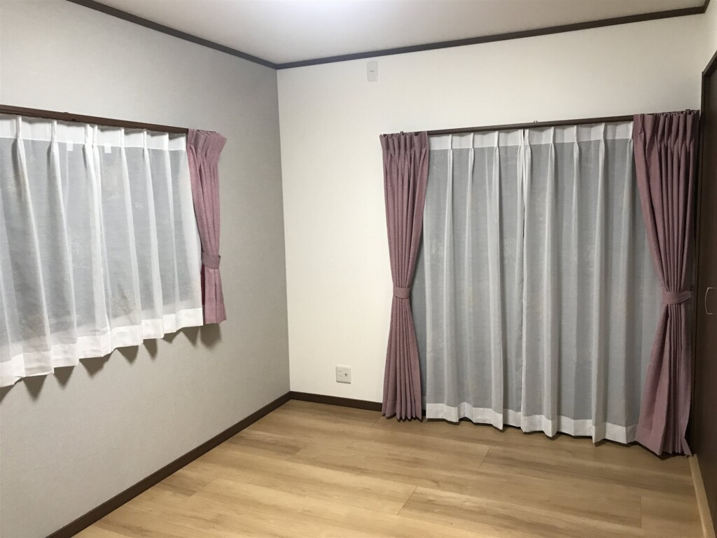 建売住宅の洋室へのカーテン取り付け事例